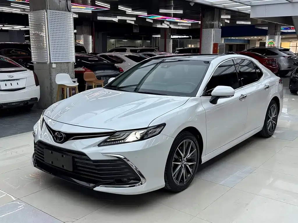Toyota Camry — фото 2