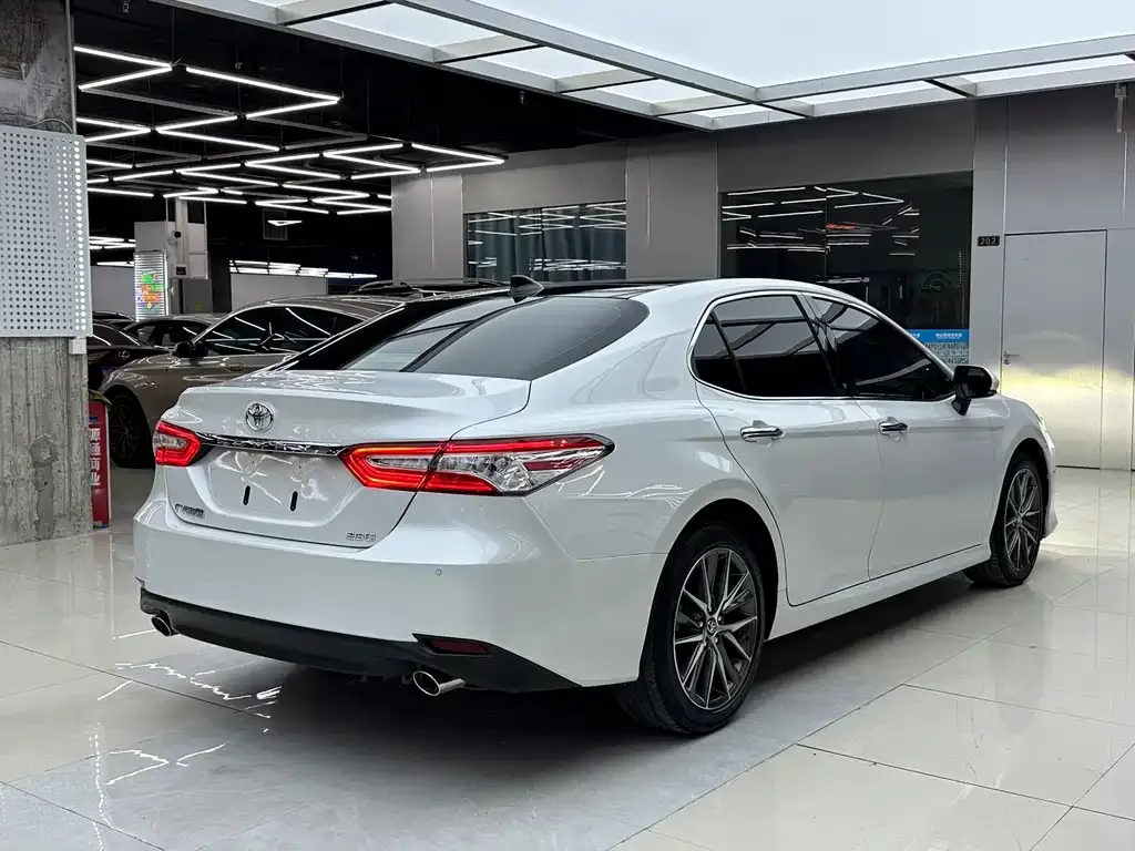 Toyota Camry — фото 5