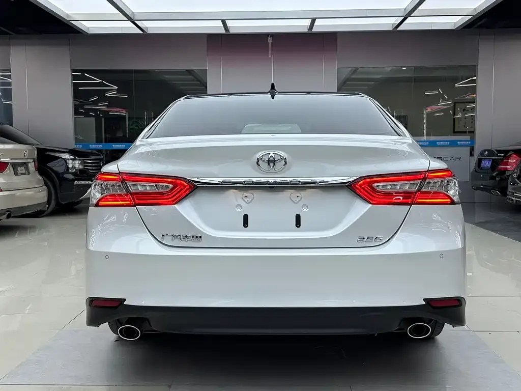 Toyota Camry — фото 3