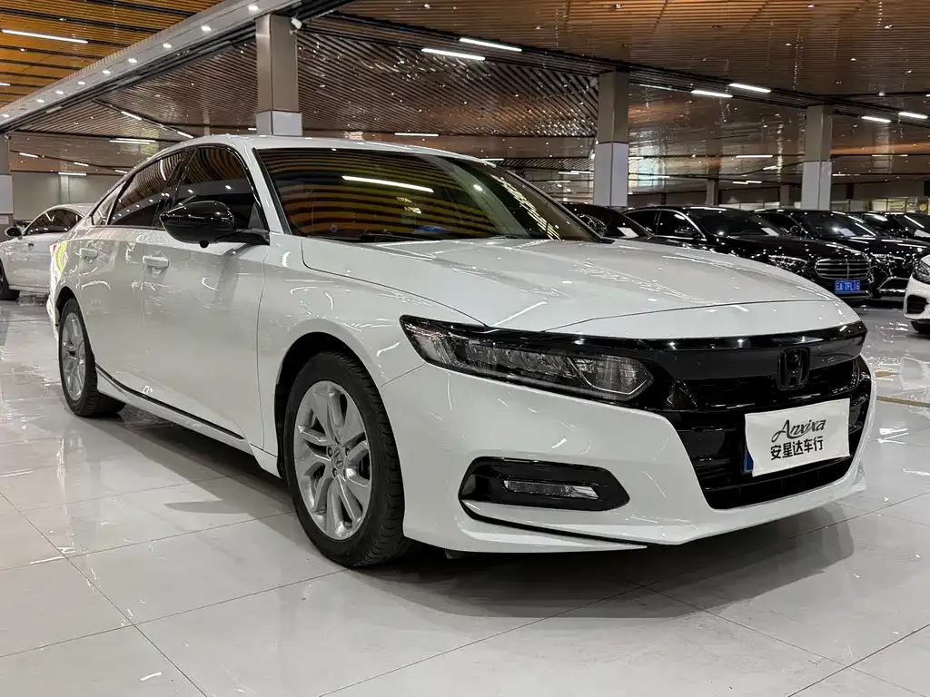 Honda Accord — фото 1