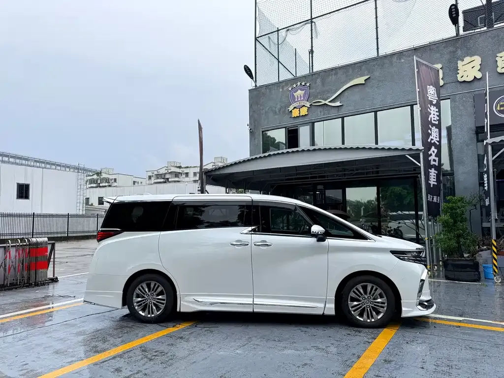 Toyota Alphard — фото 2