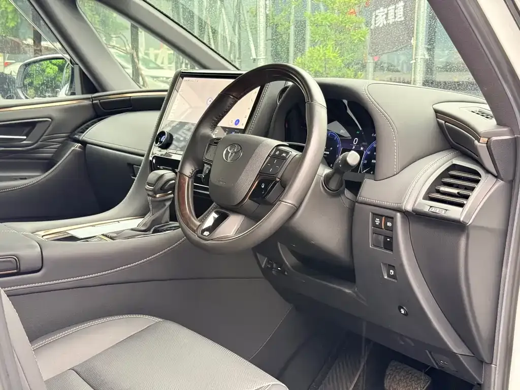 Toyota Alphard — фото 5