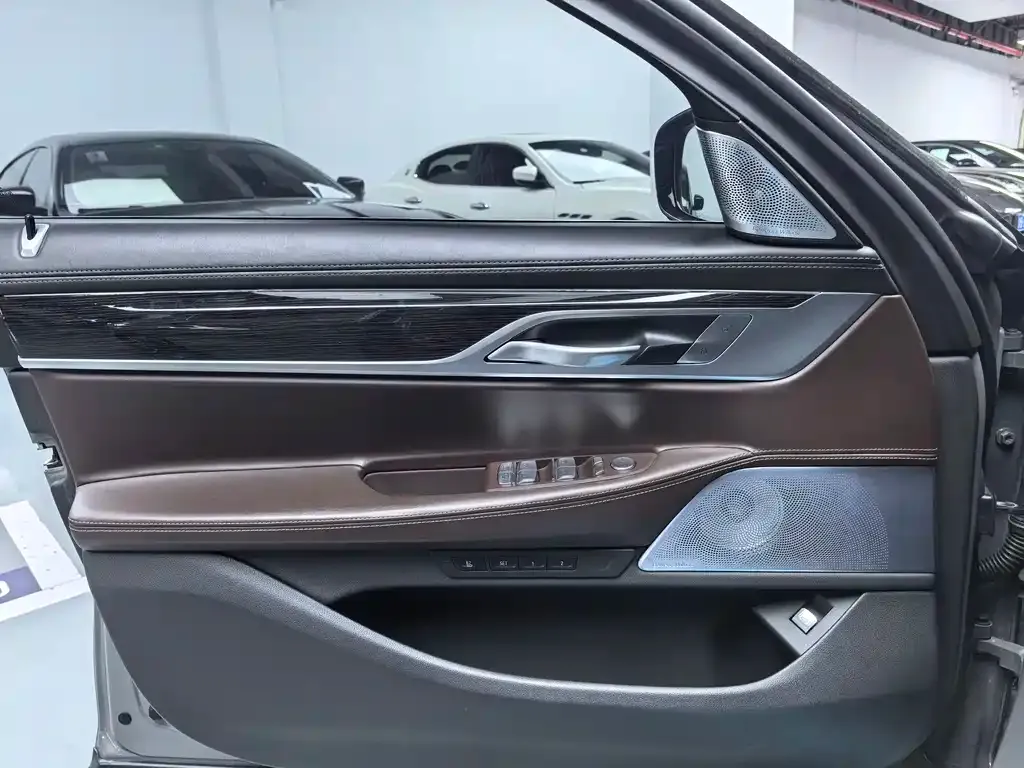 BMW 7 Series 2021 из CN, фото 7