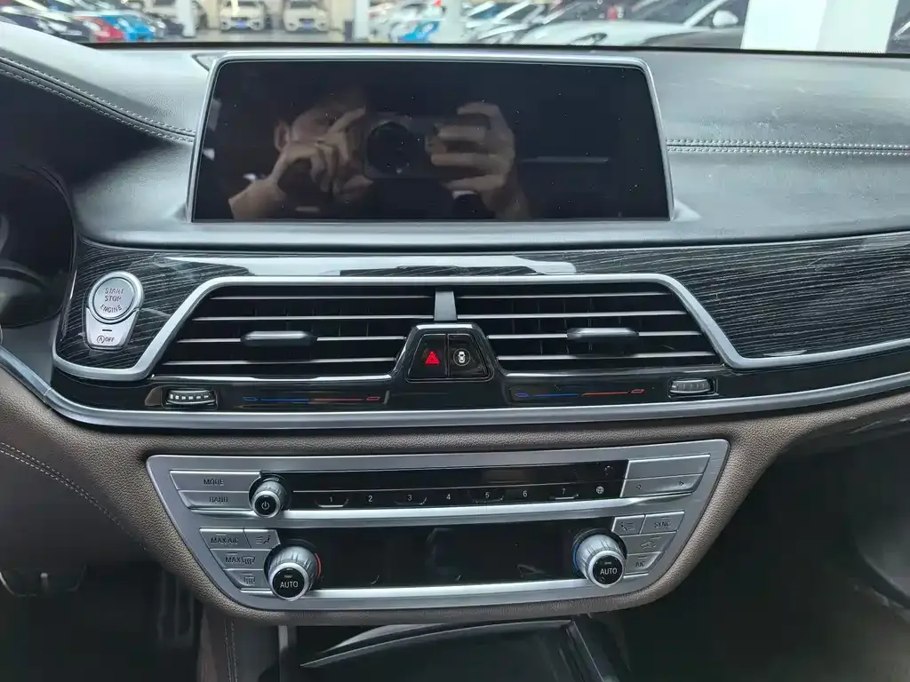 BMW 7 Series 2021 из CN, фото 9