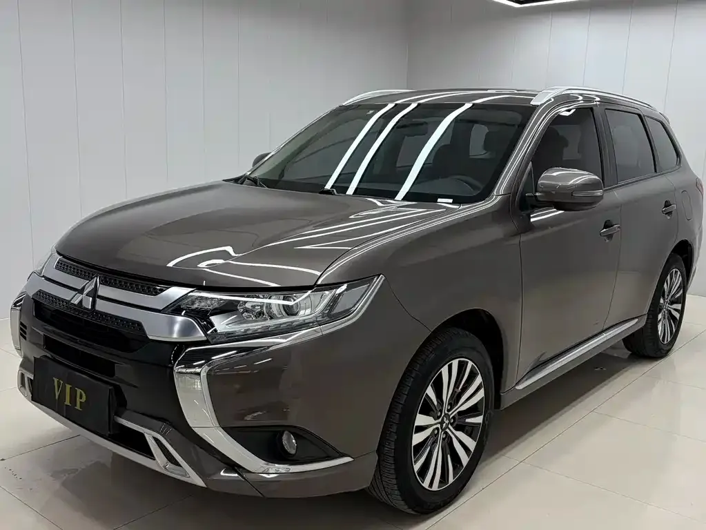 Mitsubishi Outlander — фото 1