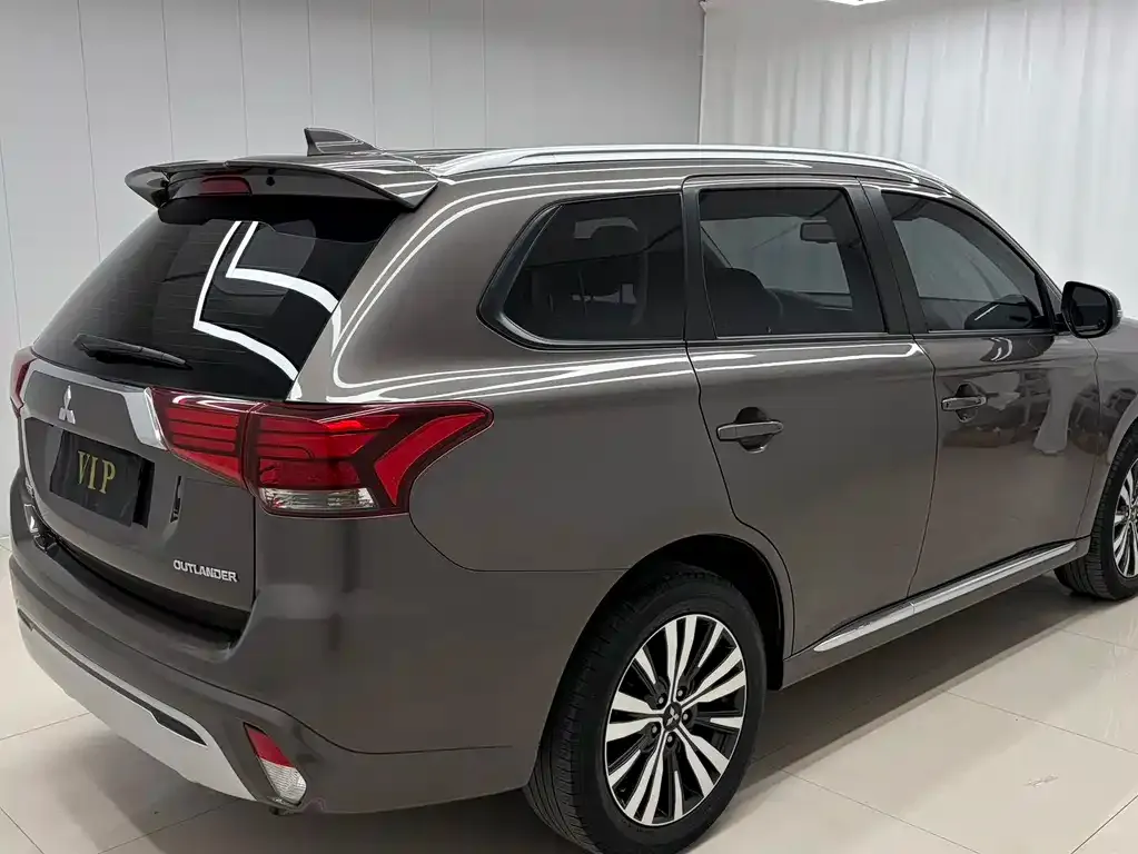 Mitsubishi Outlander — фото 4