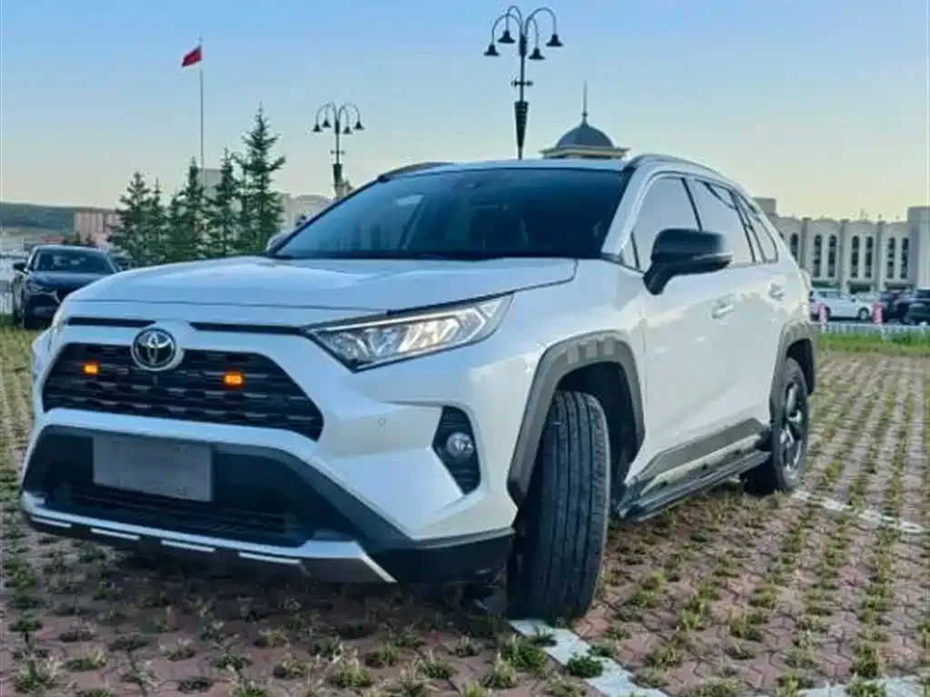 Toyota RAV4 — фото 1