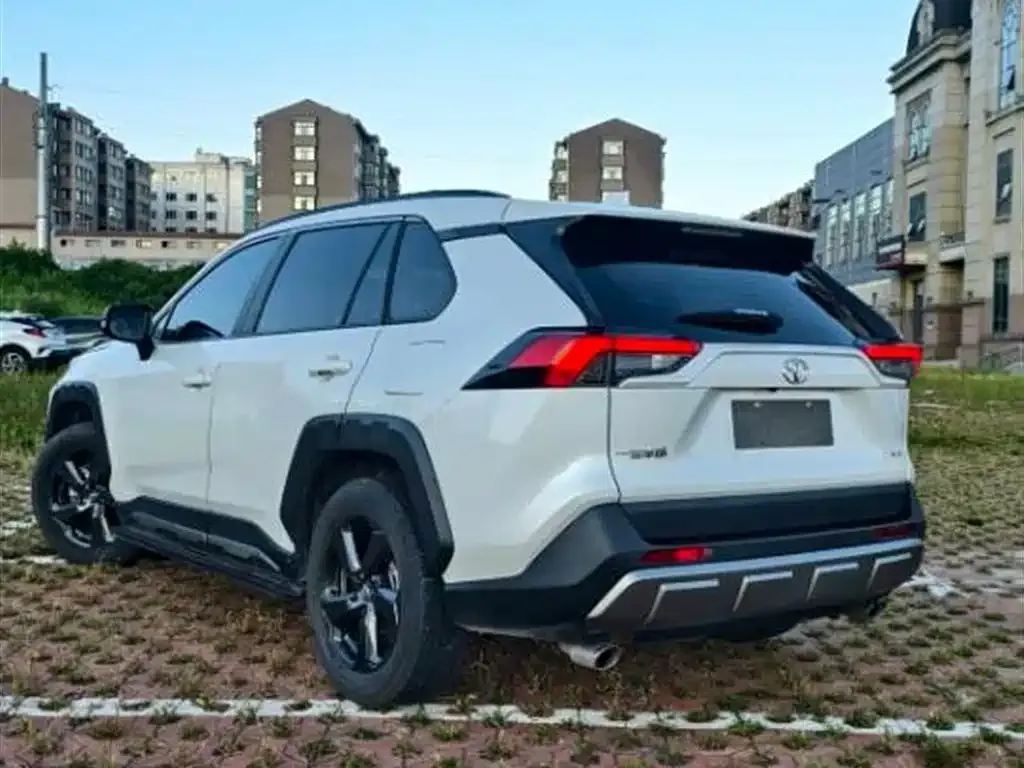 Toyota RAV4 — фото 5