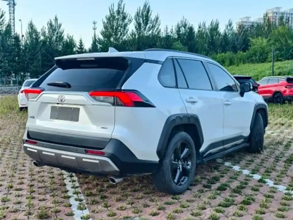 Toyota RAV4 — фото 8