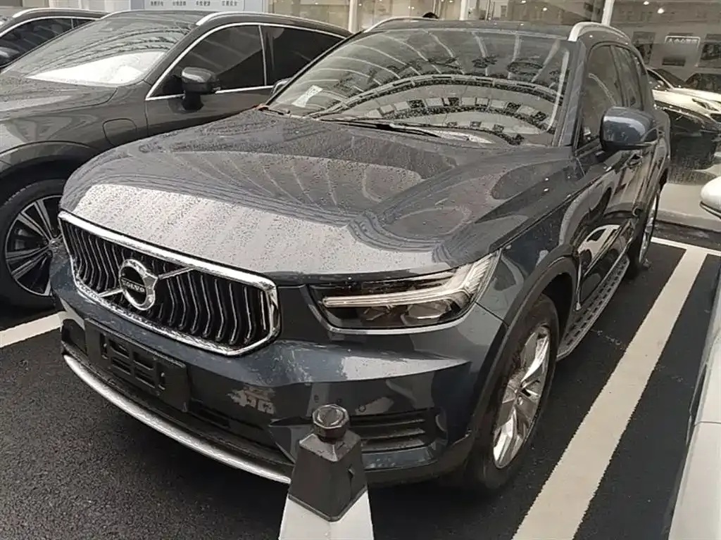 Volvo XC40 — фото 1