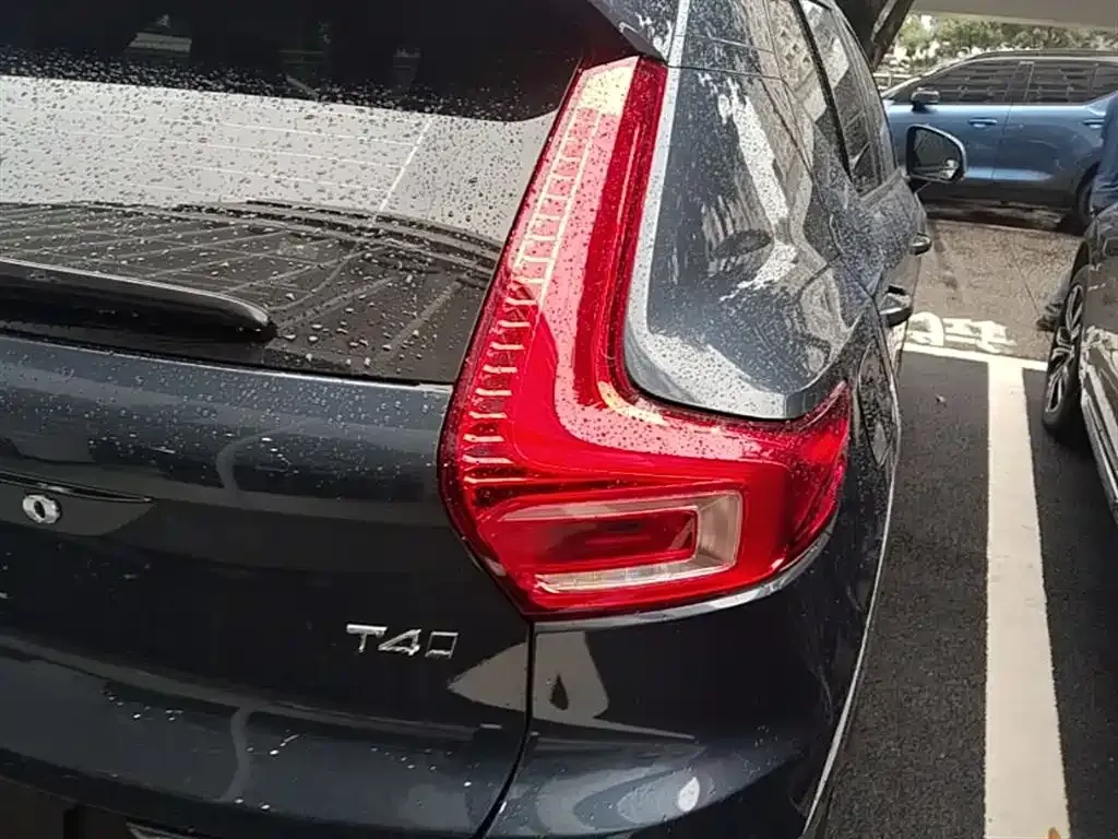 Volvo XC40 — фото 8