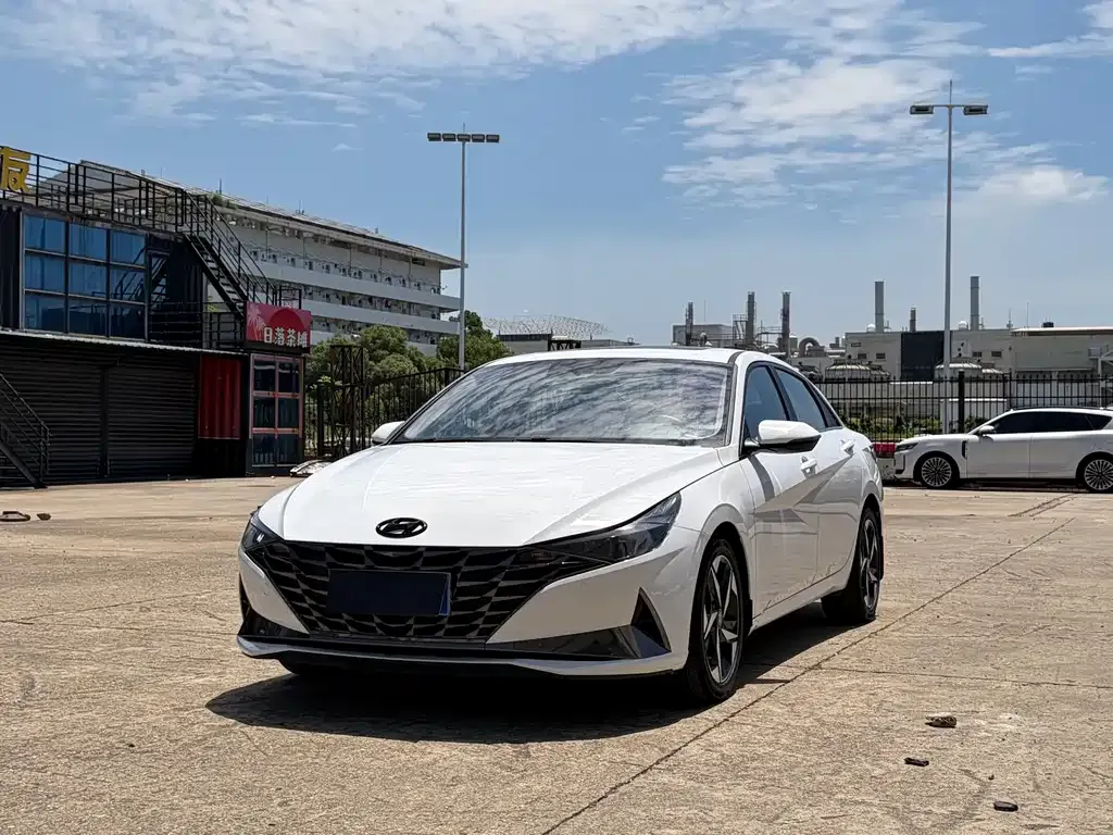 Hyundai Elantra — фото 1