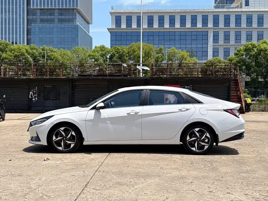 Hyundai Elantra — фото 10