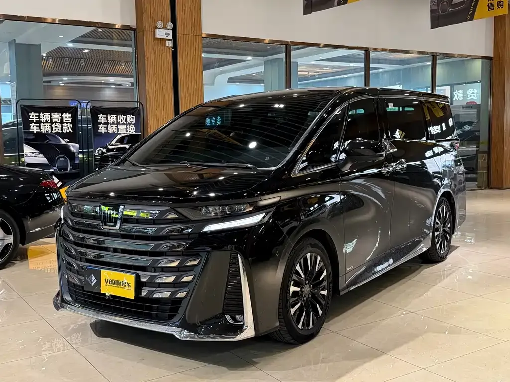 Toyota Vellfire — фото 1