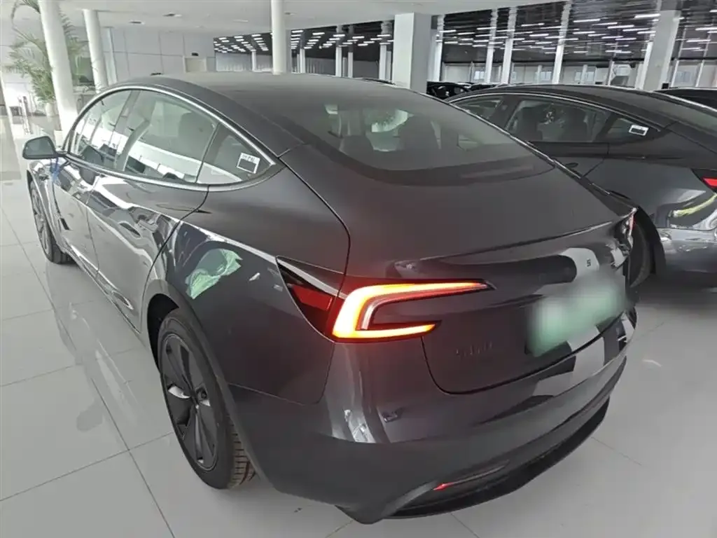 Tesla Model 3 — фото 10