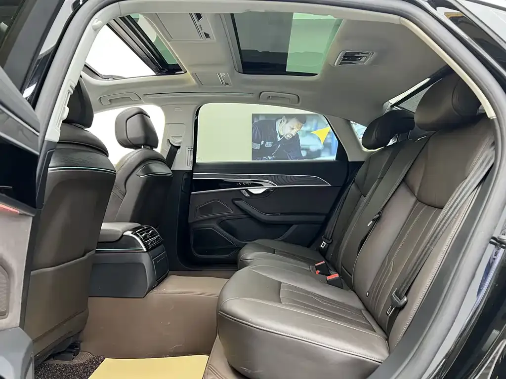Audi A8 2024 из CN, фото 2