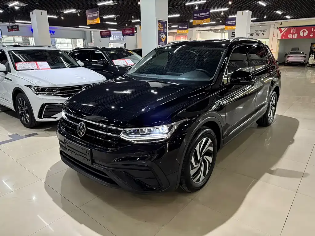 Volkswagen Tiguan L — фото 1