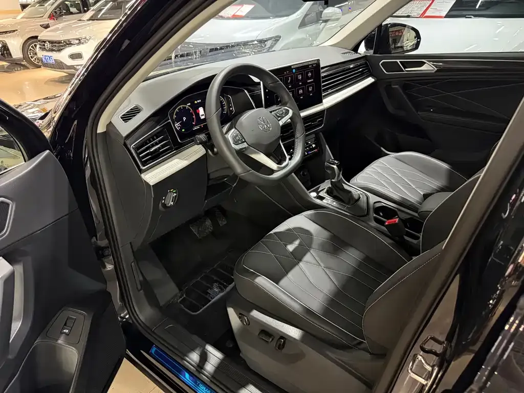Volkswagen Tiguan L — фото 9