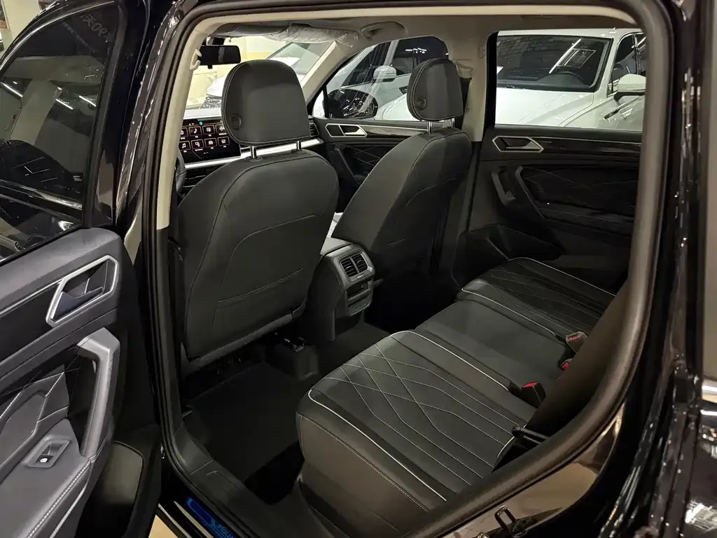 Volkswagen Tiguan L — фото 6