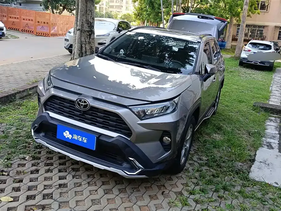 Toyota RAV4 — фото 1
