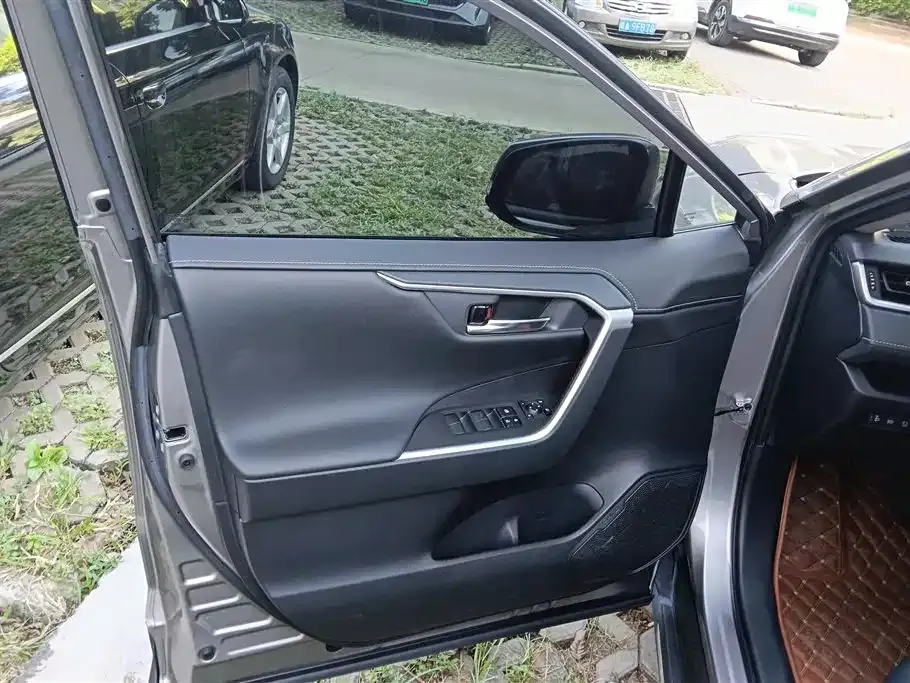Toyota RAV4 — фото 3