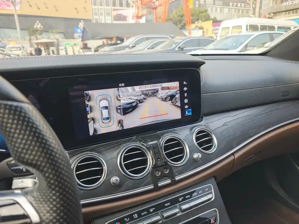 Mercedes-Benz E-Class — фото 9