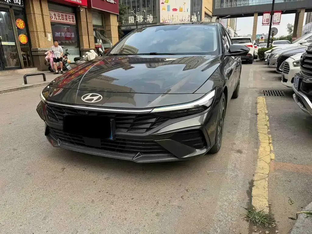 Hyundai Elantra — фото 1