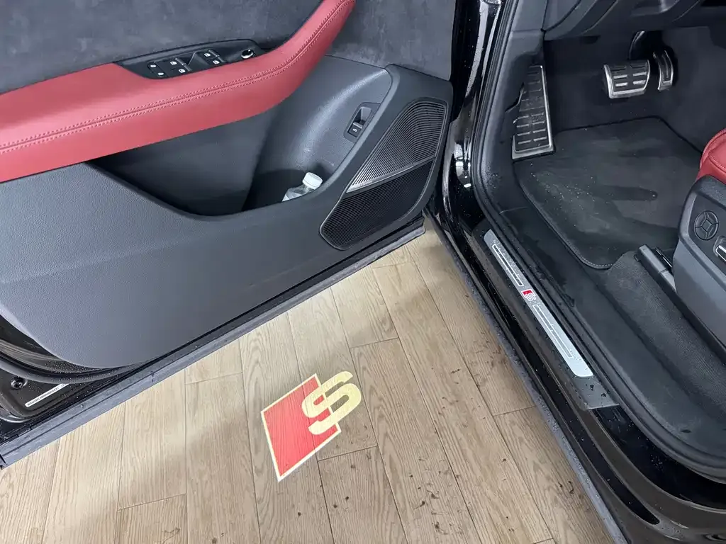 Audi SQ7 2024 из CN, фото 6