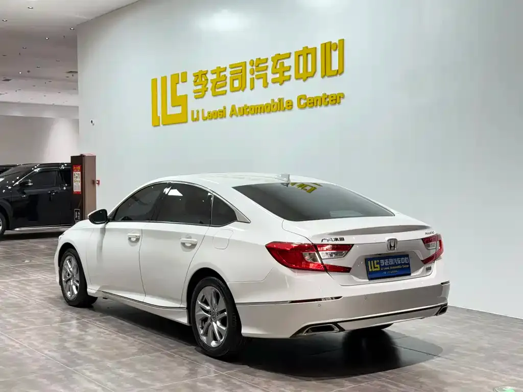 Honda Accord — фото 8