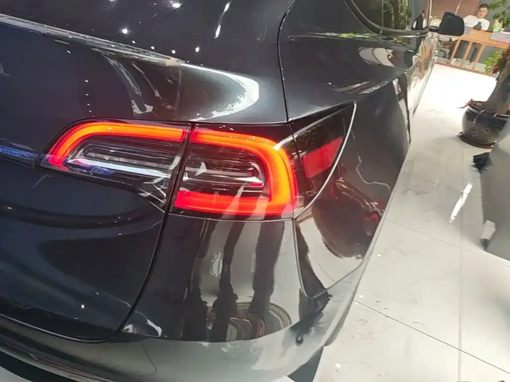 Tesla Model Y — фото 2