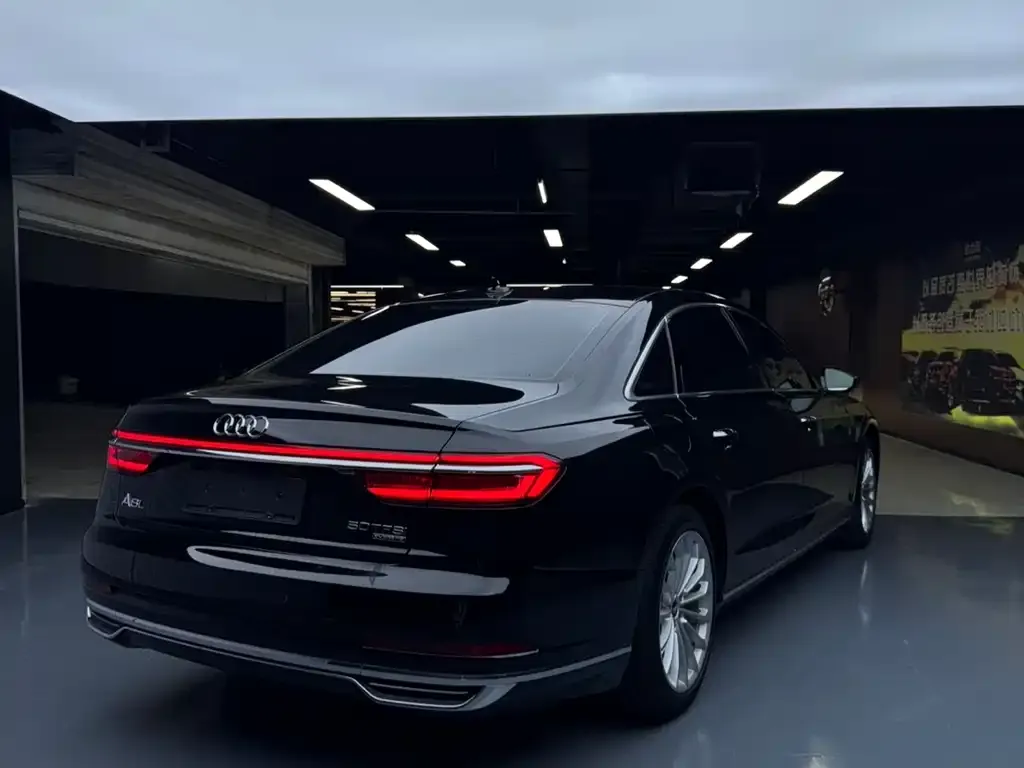 Audi A8 — фото 2