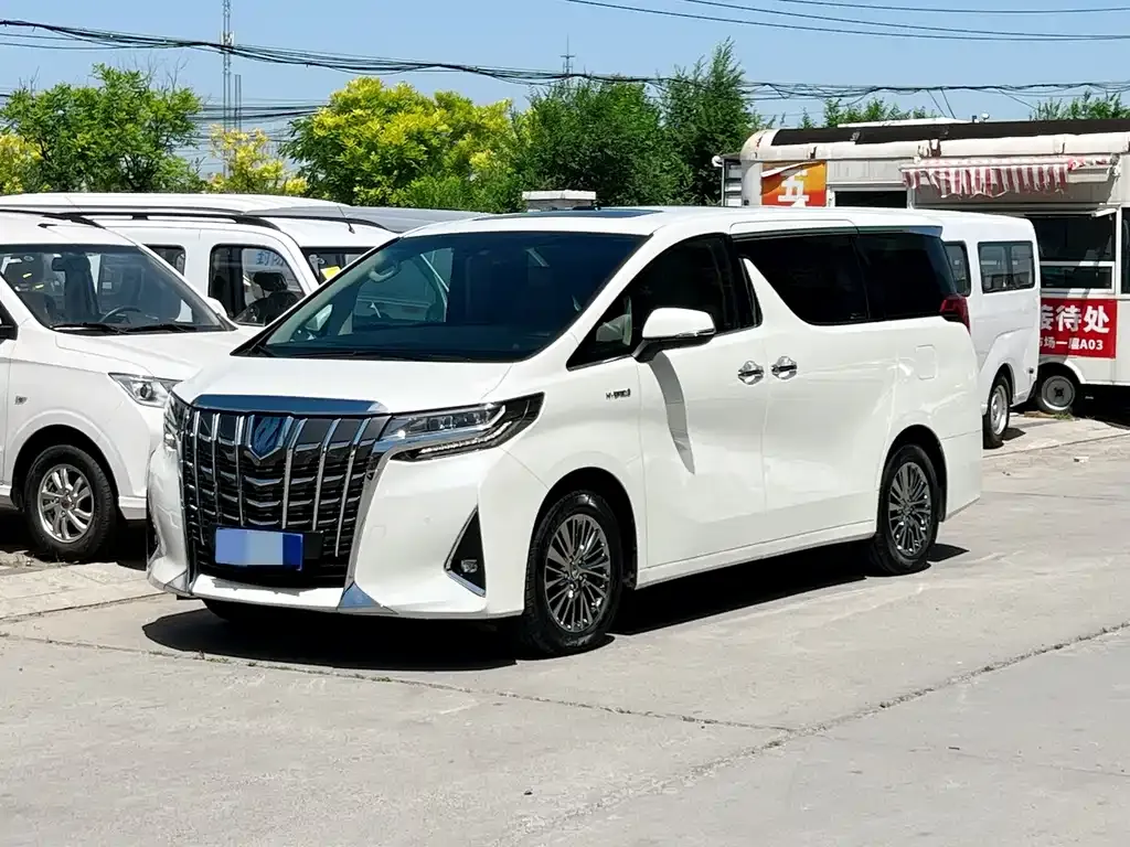 Toyota Alphard — фото 1