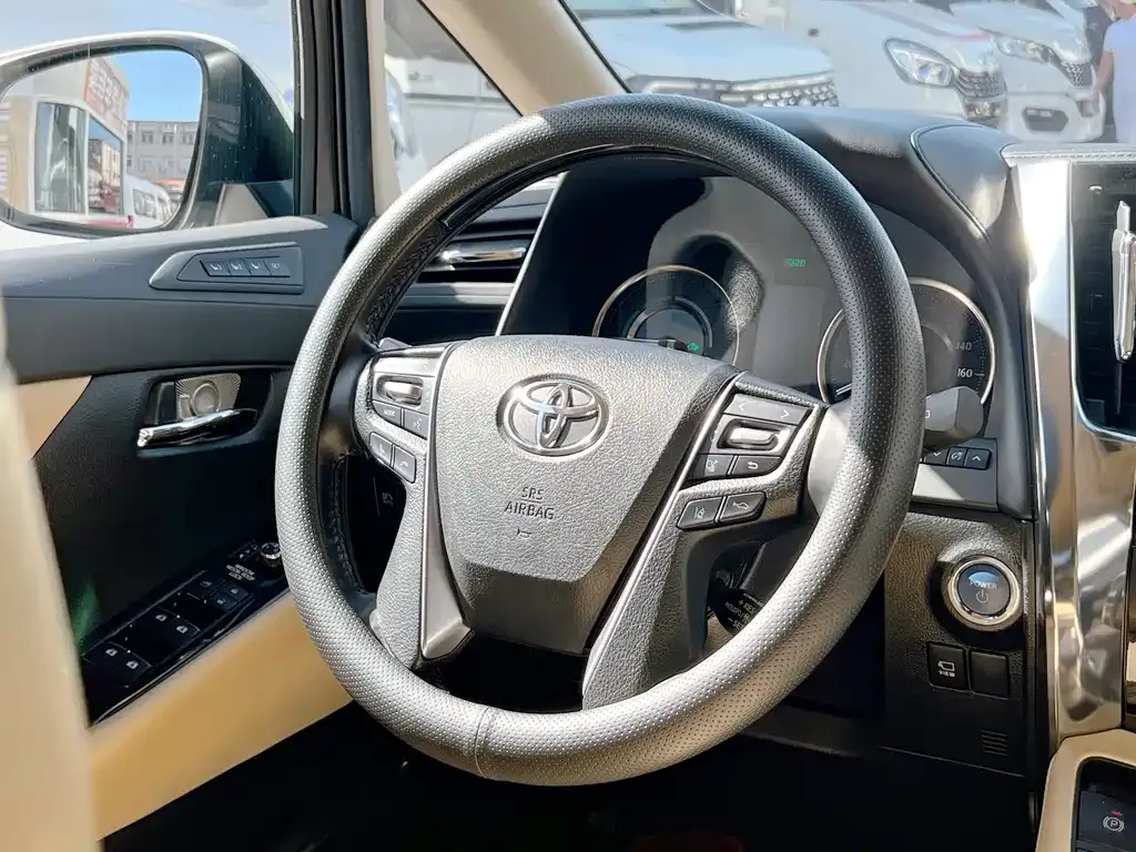 Toyota Alphard — фото 7