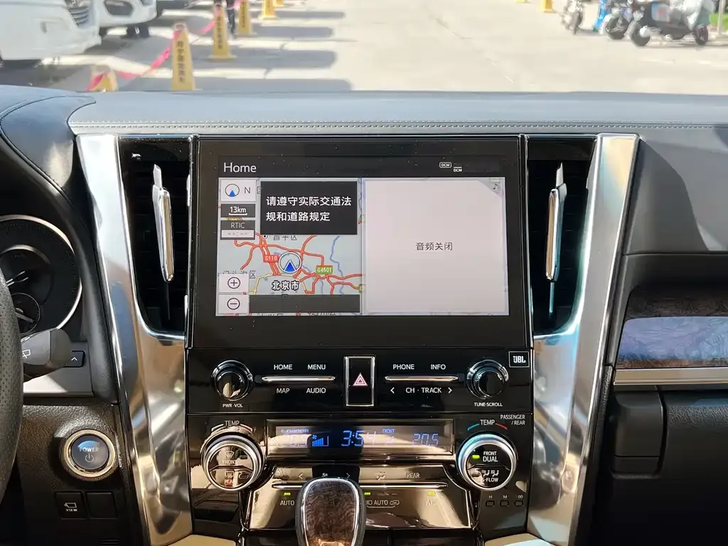 Toyota Alphard — фото 3