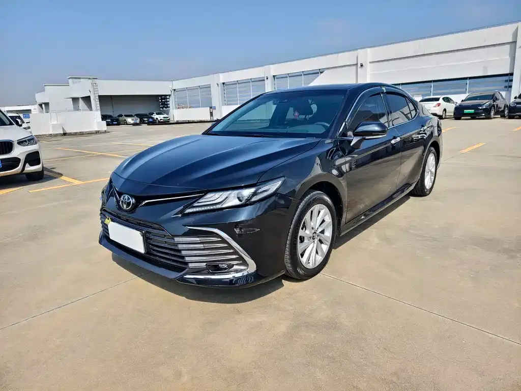 Toyota Camry — фото 1