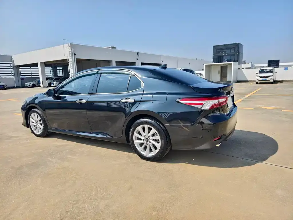 Toyota Camry — фото 2