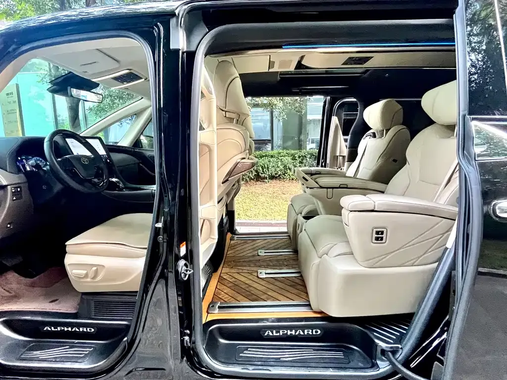 Toyota Alphard — фото 7
