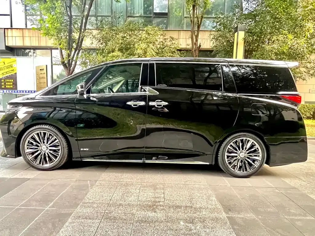 Toyota Alphard — фото 9