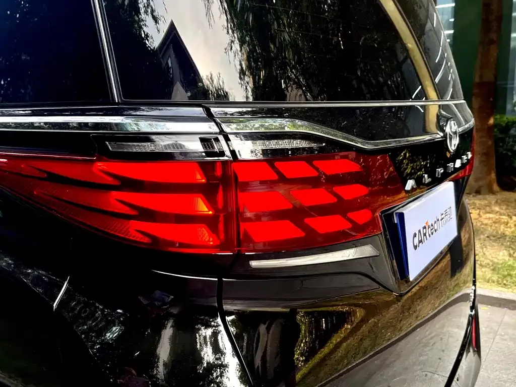 Toyota Alphard — фото 3