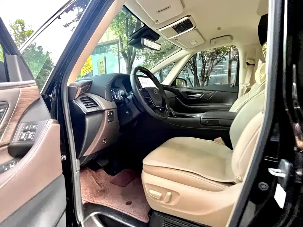 Toyota Alphard — фото 2