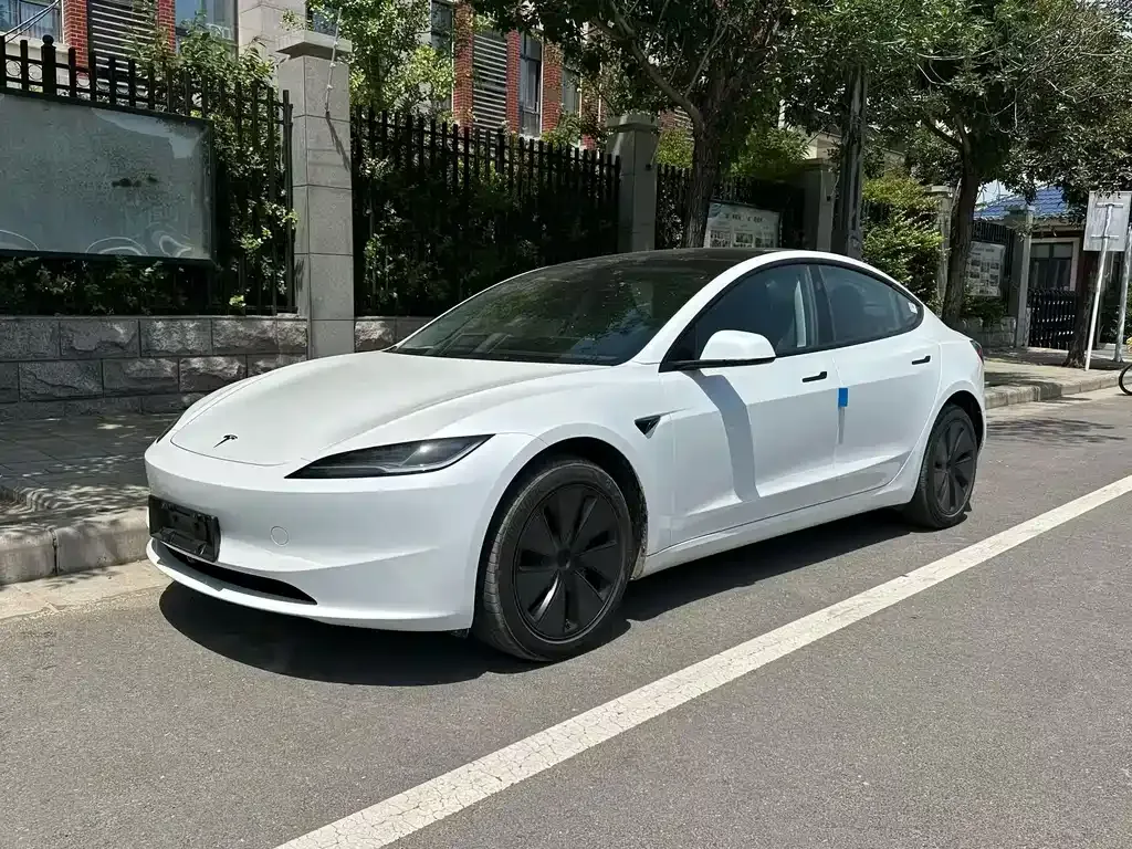 Tesla Model 3 — фото 1