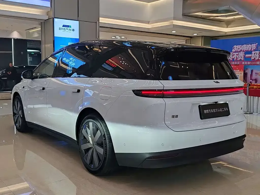 Li Auto i8 — фото 6