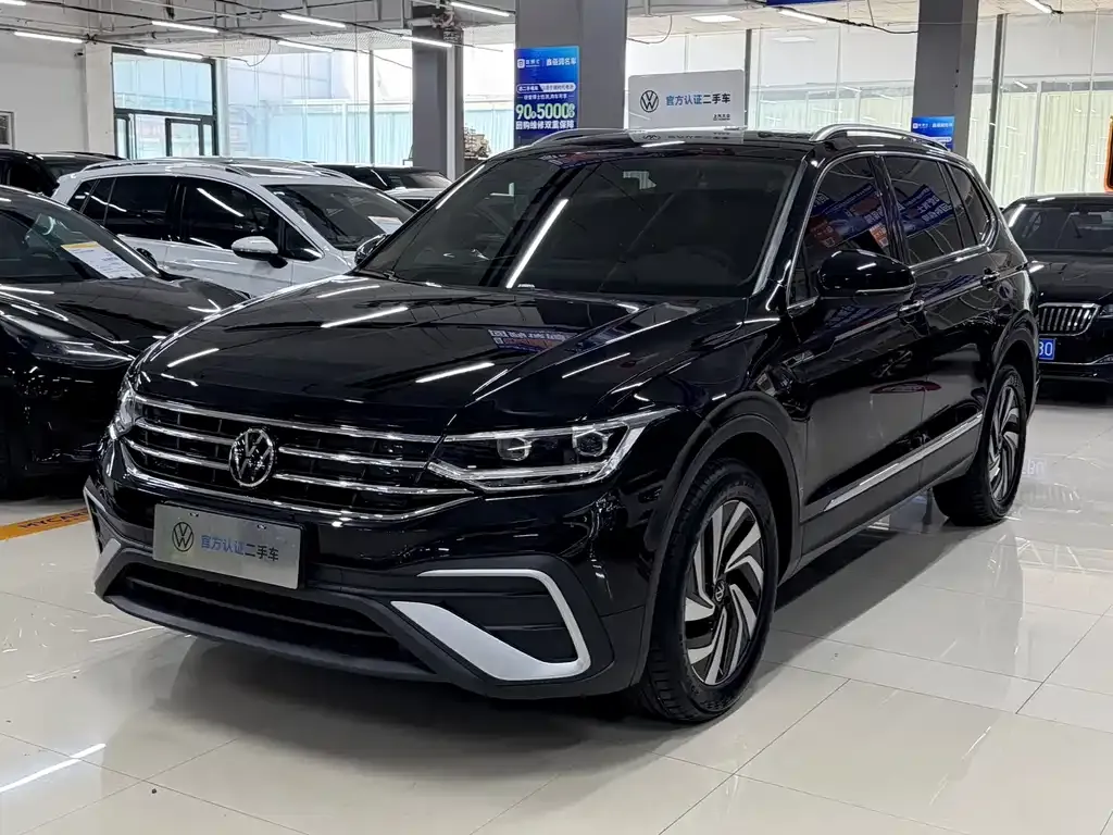 Volkswagen Tiguan L — фото 1