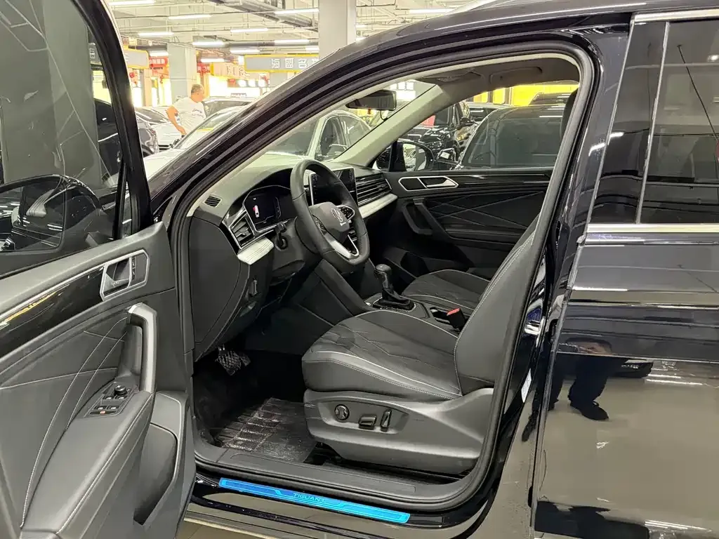 Volkswagen Tiguan L — фото 10