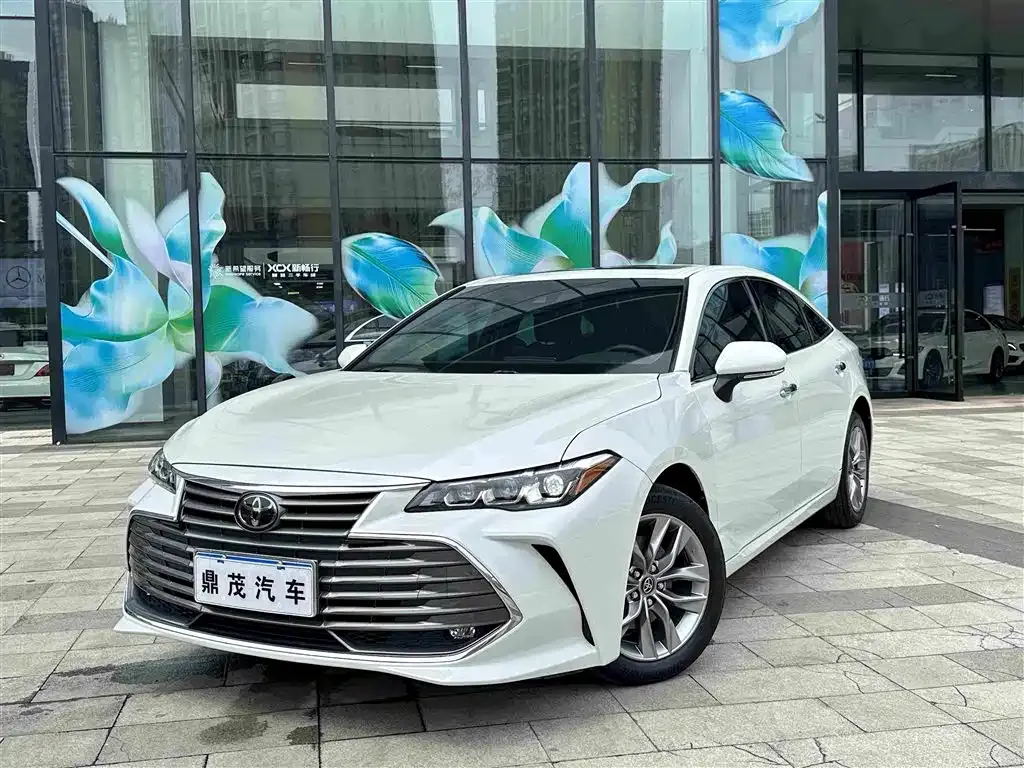 Toyota Avalon — фото 1