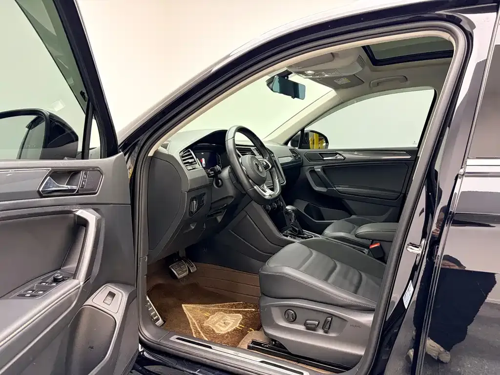 Volkswagen Tiguan L — фото 2