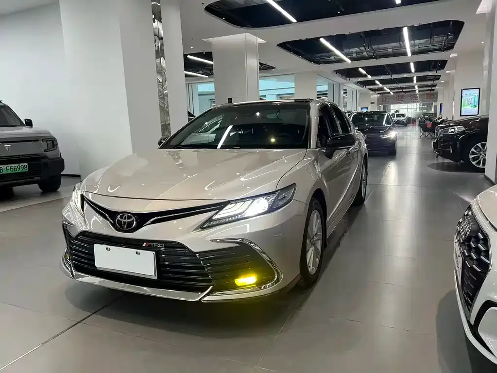 Toyota Camry — фото 1