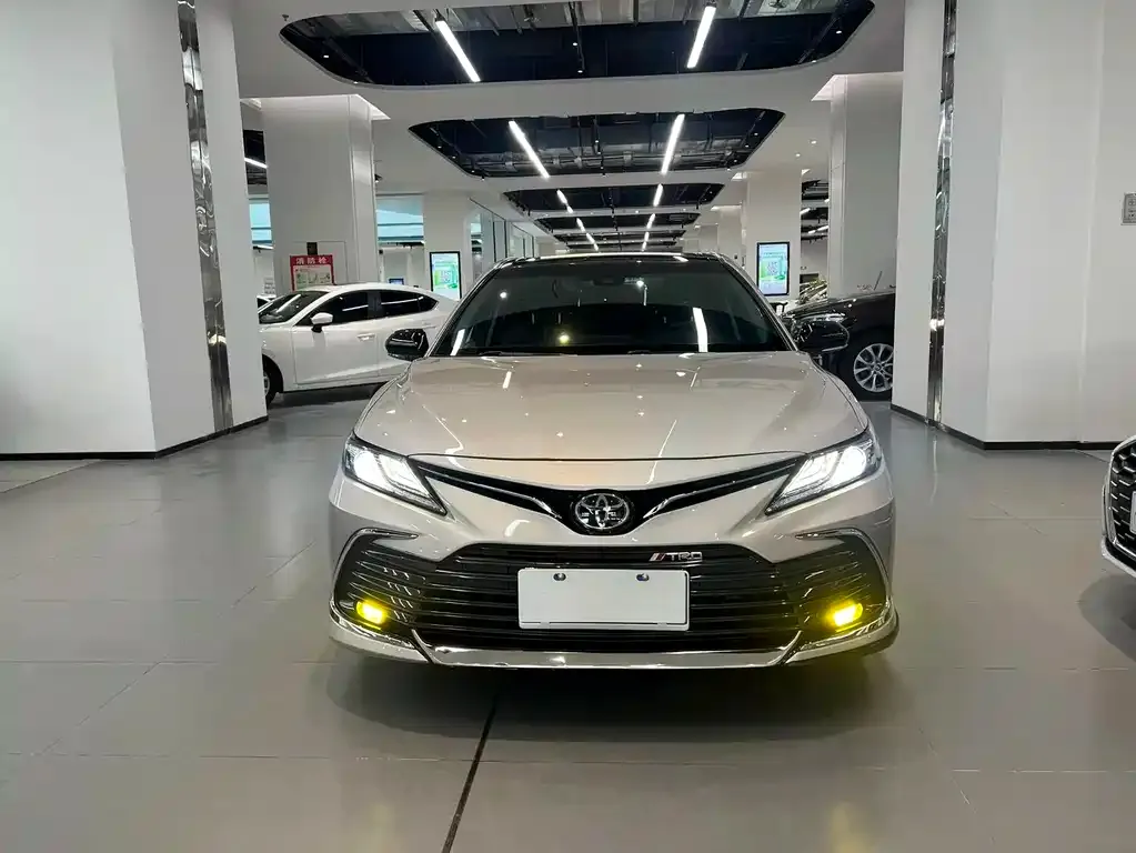 Toyota Camry — фото 5