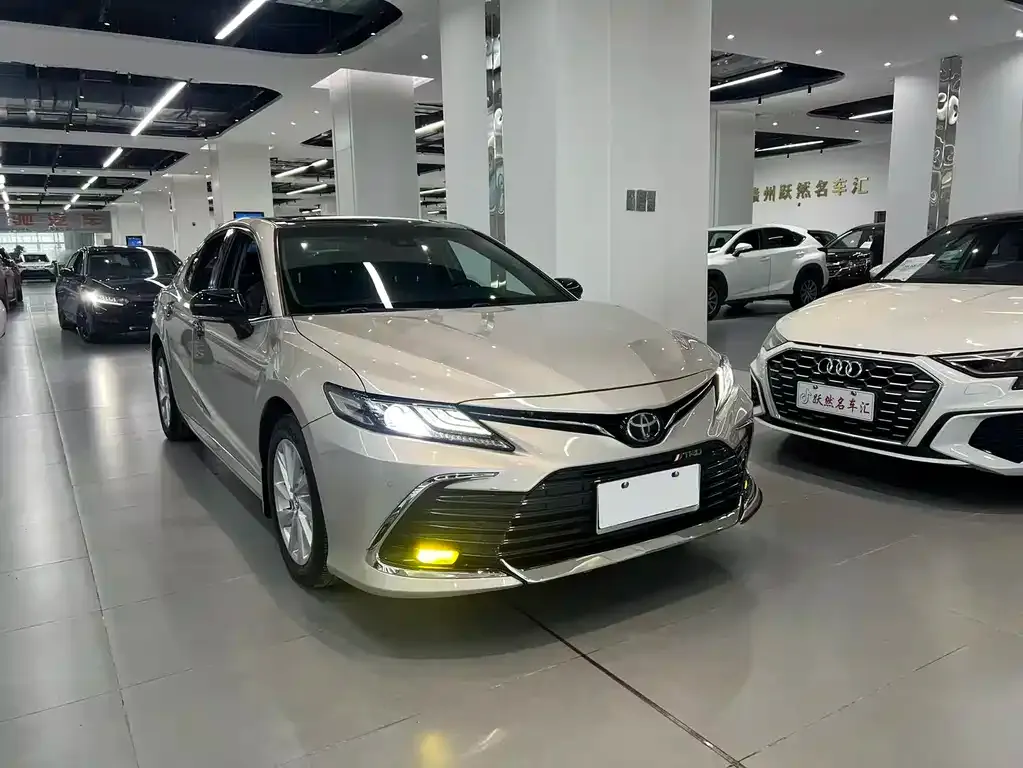 Toyota Camry — фото 2