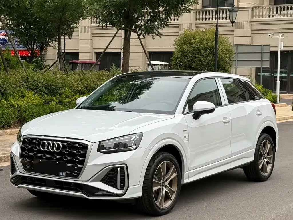 Audi Q2L — фото 1
